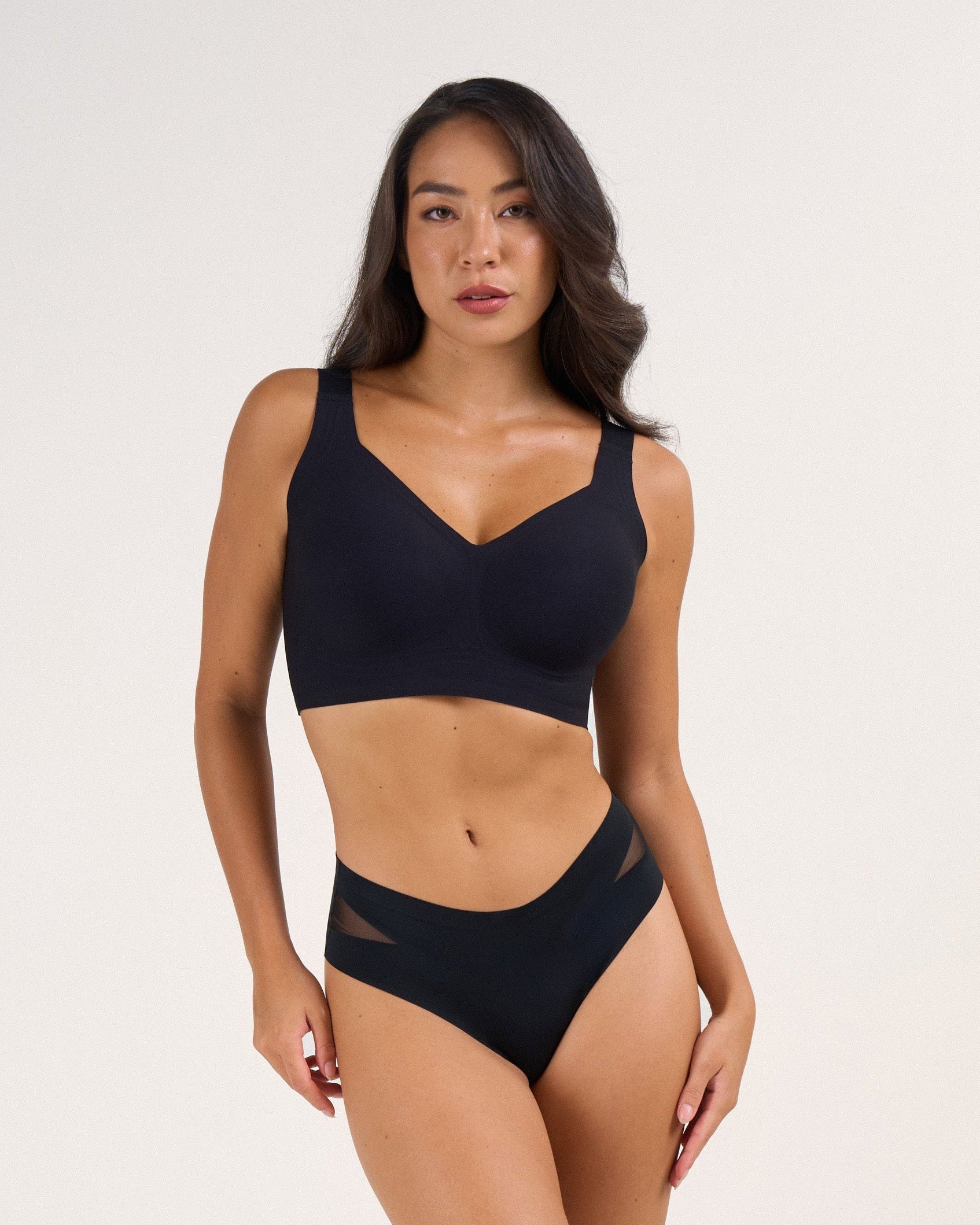 Roonde Plus Soft V-Neck Support Bra in Noir